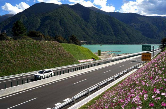 中国最美的高速路，沿途风景美如画，不收费被司机点赞