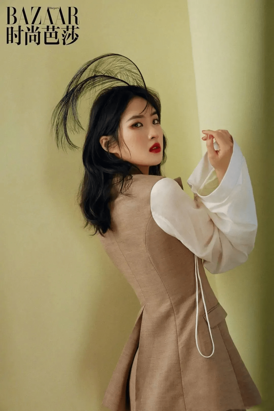 姚安娜化妆一次80万女精英改走甜美风表达内心的不屑和倔强