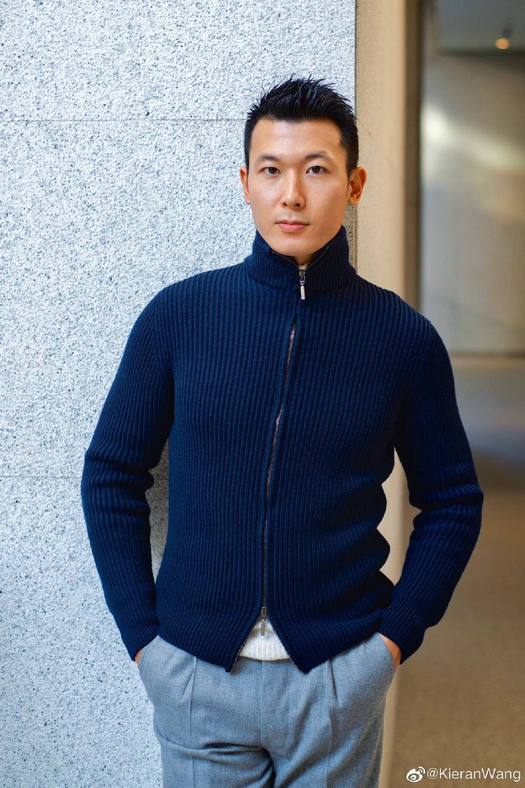 夫妻婚后首同框,亲密依偎看画展,男方回应质疑称已发律师函_王昀佳