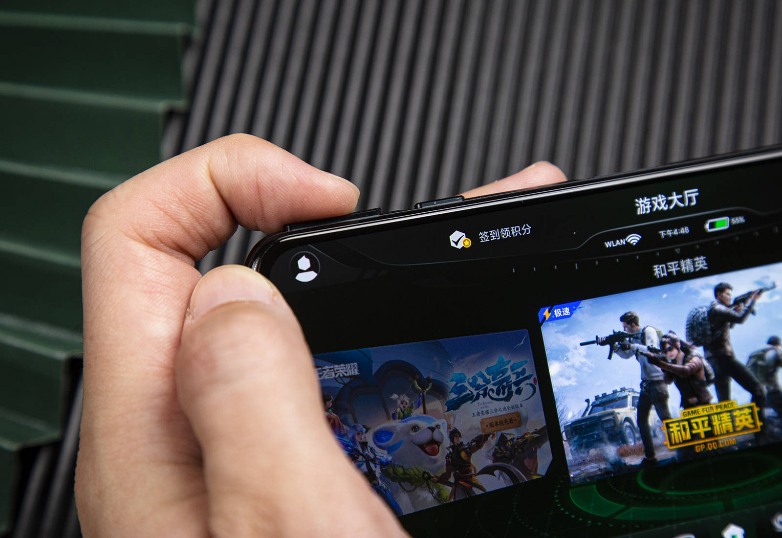 黑鲨4 pro上手评测 720hz触控采样率响应比别人快一步_屏幕