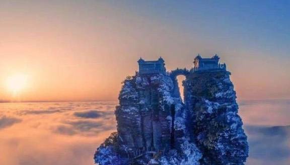 中国最“牛”寺庙，建在海拔2500米悬崖上，堪称中国建筑奇迹