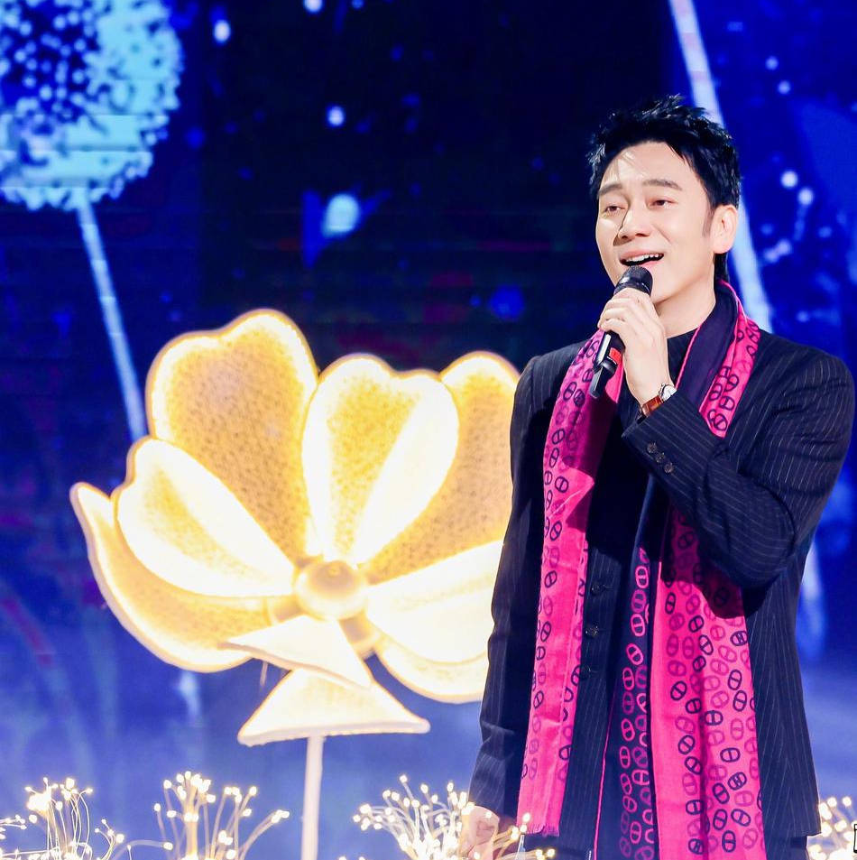 林依轮晒与sunnee合影求夸奖 台上合作默契十足