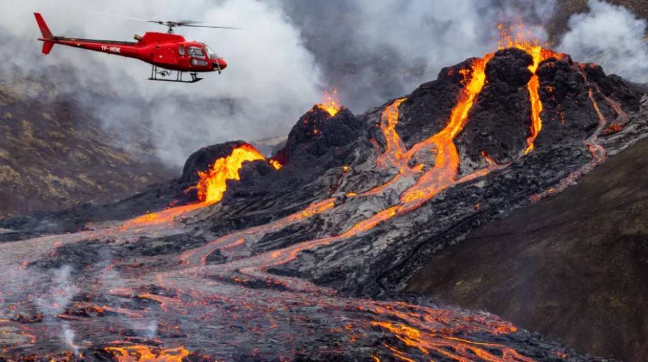 无人机画面显示了冰岛的火山喷发