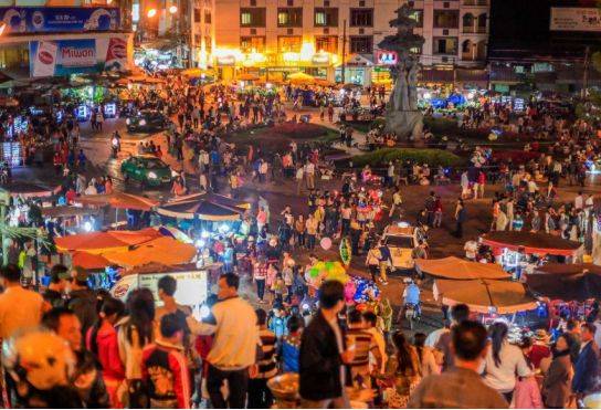 越南究竟有多开放？见识一下越南的街头夜生活，这场面国内哪见过