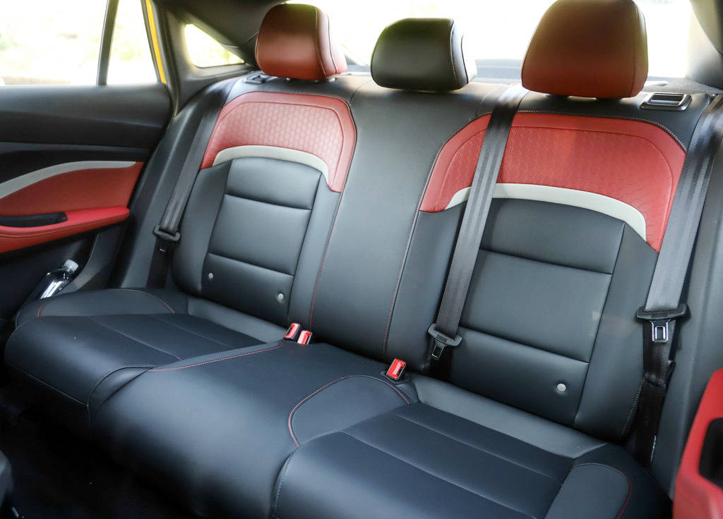 有着不错的空间表现,后排带有空调出风口和usb接口,另外名爵5的后排