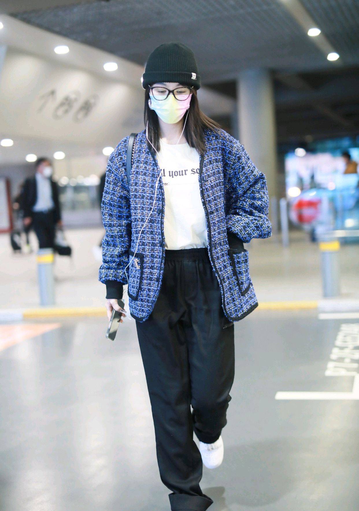 原创李菲儿的私服穿搭很高级,穿上蓝色格纹外套配运动裤,俏皮又时髦
