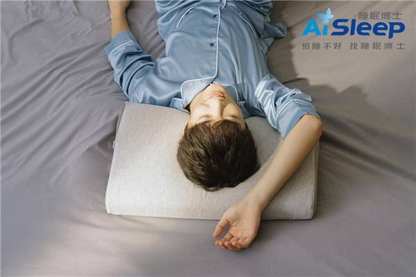睡眠博士引用太空服减压技术制造枕芯，慢回弹记忆绵让睡眠更舒适
