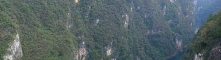 贵州大山发现一户人家，隐居悬崖下院子边上有“瀑布”，真是仙境