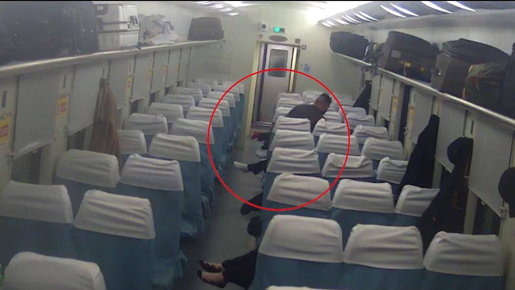 4日凌晨3时许,郑州开往海拉尔方向的k927次列车乘警接到12号硬座车厢