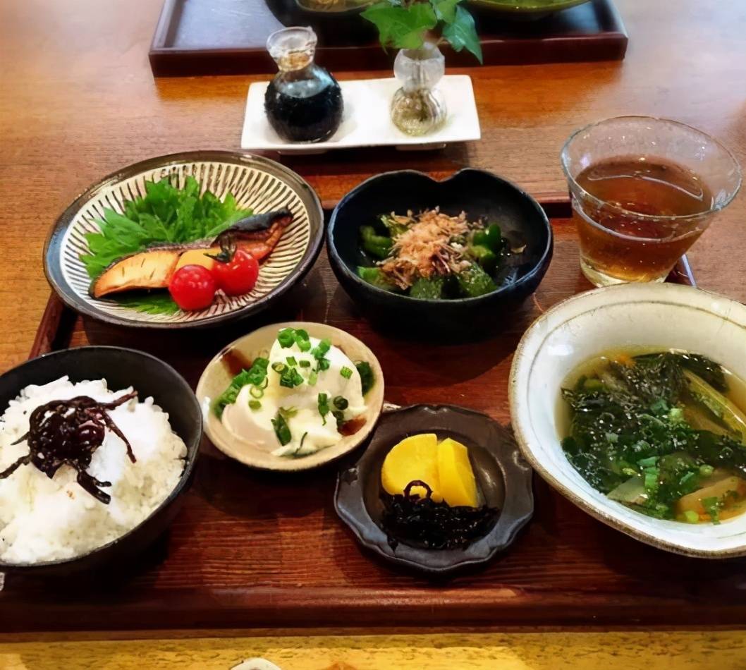 日本媳妇给家人做的饭菜在网上火了,网友:我吃这些能"饿死"