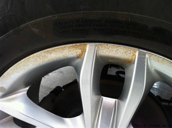轮毂一般的材料是钢,虽然现在很多是采用铝合金材料,但是依然属于合成
