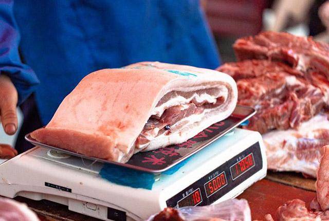 猪价跌破"底线",10块一斤的猪肉要来?猪贩子给出"另类"说法