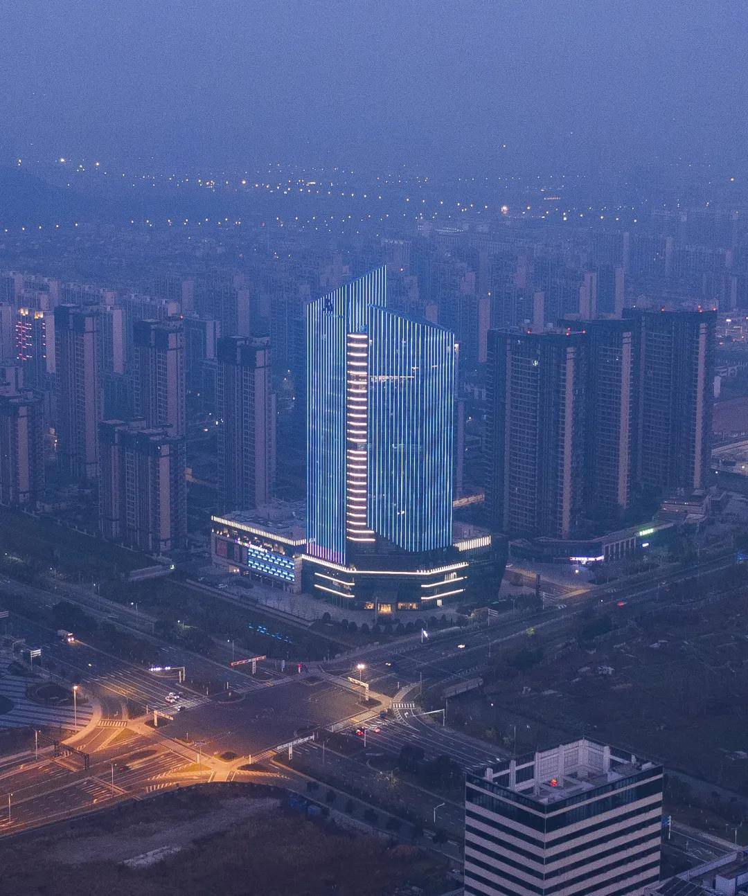 视觉上的双子高塔溧阳市第一高楼溧阳万豪酒店