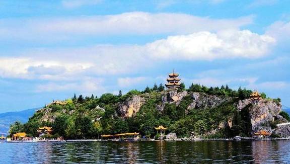 中国蓄水量最大的湖泊，相当于30多个西湖，传言湖底存在一座古城