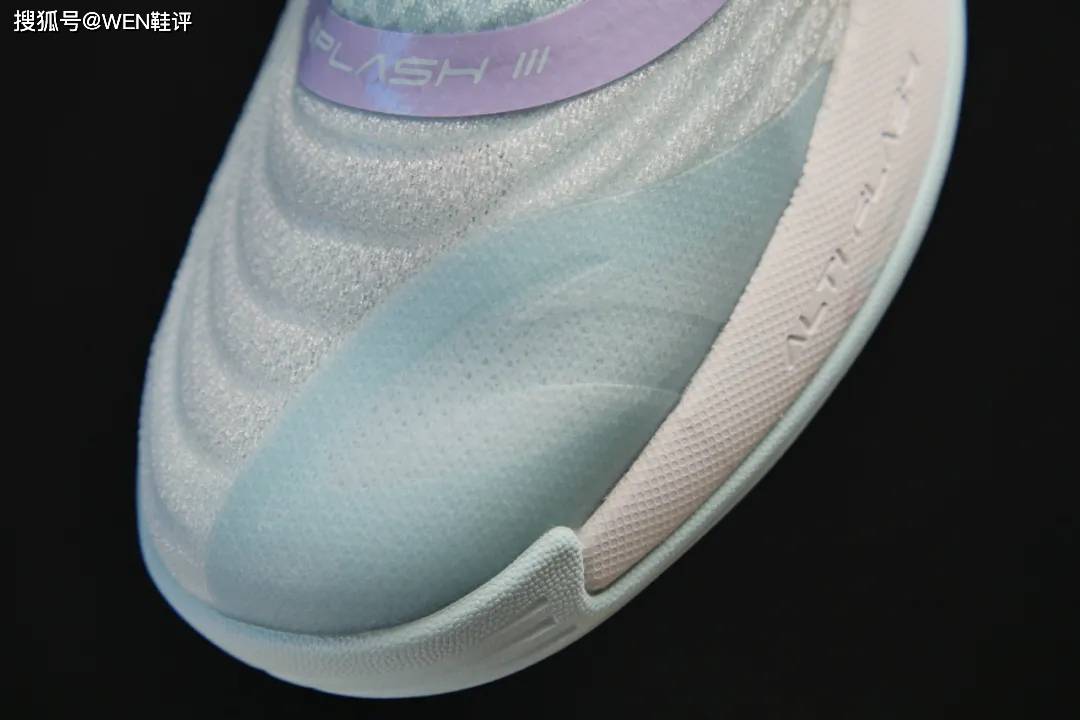 鞋面的内侧,大面积 热熔压胶的材质起到了防踢的作用.