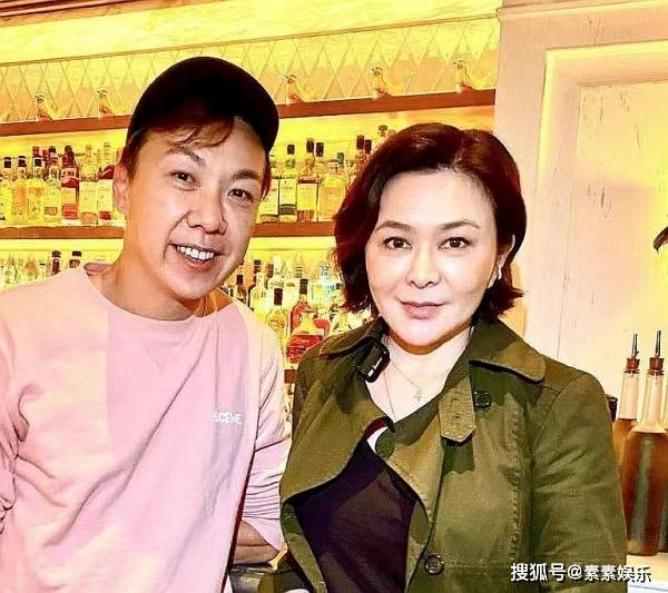 關之琳不修圖狀態很好58歲仍舊不顯老素顏合影仍舊是美人