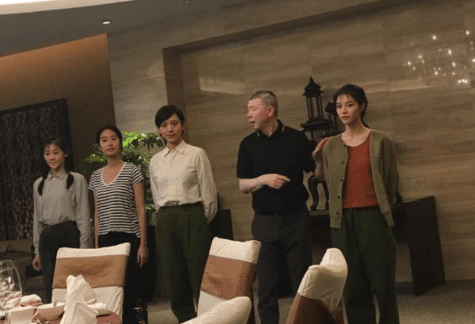 醉酒后当众失态的明星,冯小刚让女艺人跳舞助兴,陈道明当场翻脸_苗苗