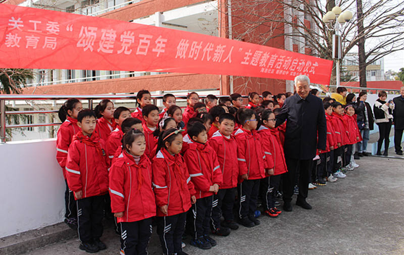 "颂建党百年 做时代新人"胸怀千秋伟业 恰是百年风华"的横幅上签名