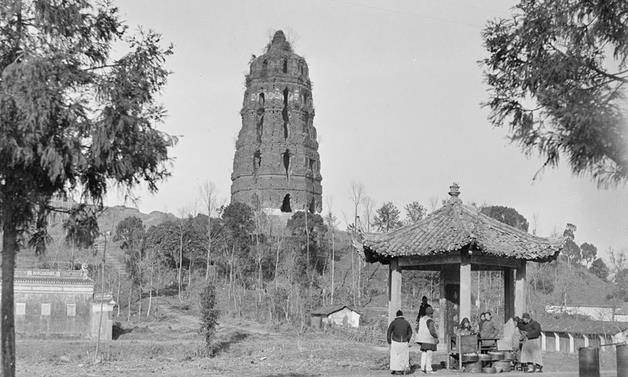1924年雷峰塔倒塌，2001年重建，一件稀世珍宝在废墟中度过77年