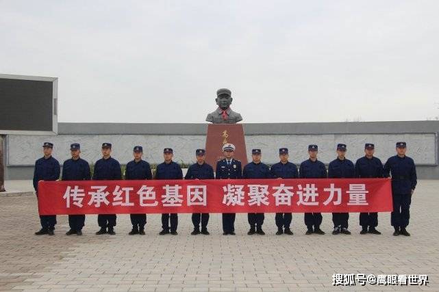 在星火乡高永祥烈士雕像前,全体指战员向伟人敬献花篮,鞠躬敬礼,组织