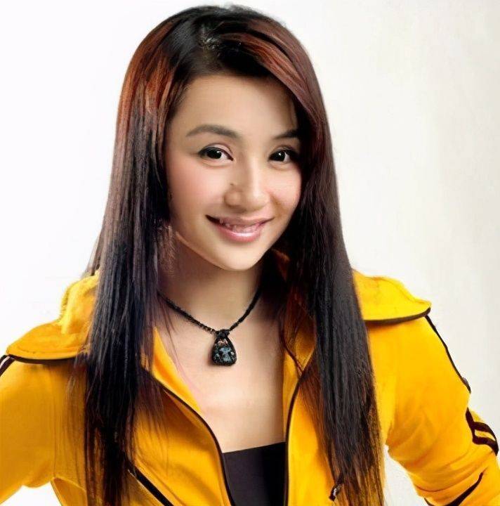 19岁和成龙飙戏一举成名,董卿是她带出来的,巅峰时为爱息影_曹颖