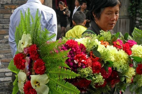 为何寺庙卖花的小贩，不见进货鲜花却也不减少？这里藏有啥猫腻？