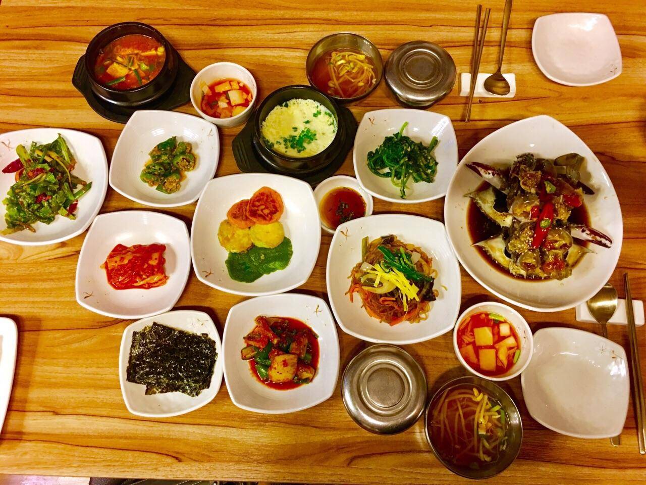 料理,各式小菜摆满桌面,除了泡菜外,不加辣椒粉是其区别与普通韩国