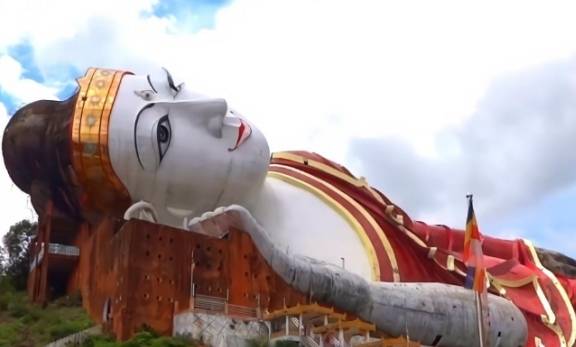 世界上最大的一尊“卧佛”，在山上躺了30多年，游客：近看吓坏人