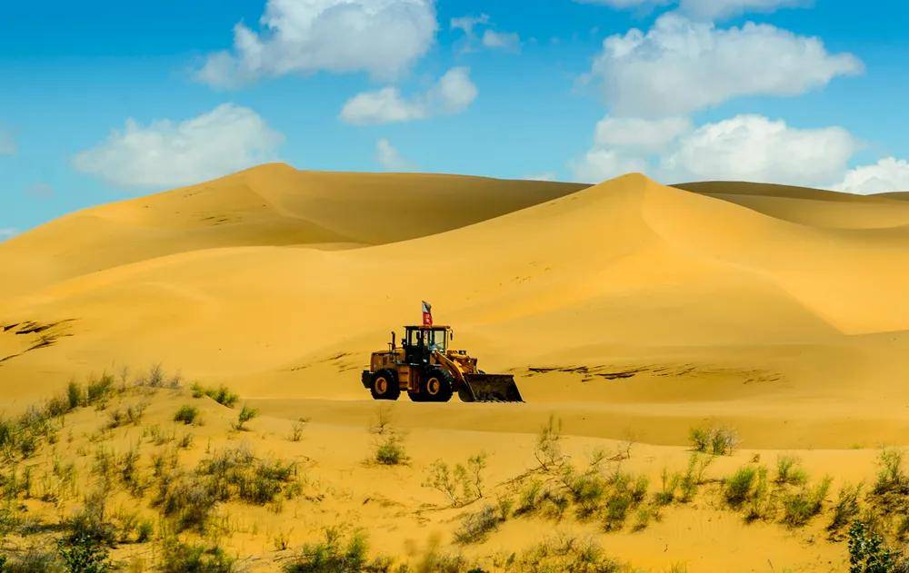 中国第一条“穿沙公路”原来在鄂尔多斯境内！沙漠自驾首选！