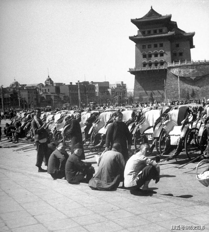 1946年北平人力车夫,靠着微薄收入维持生活的群众