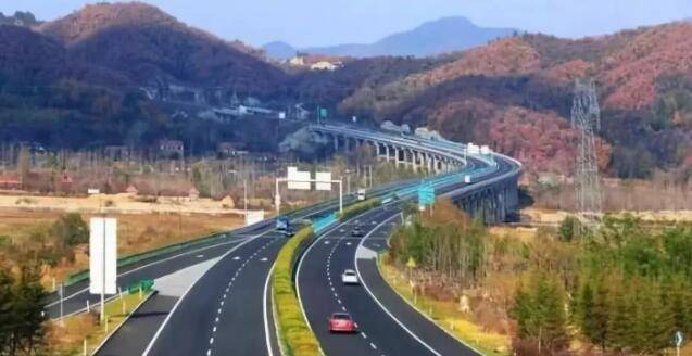 2020年我国的经济总量位于_我国经济gdp总量图(3)