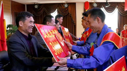 集团领导张怀平为获奖者颁奖