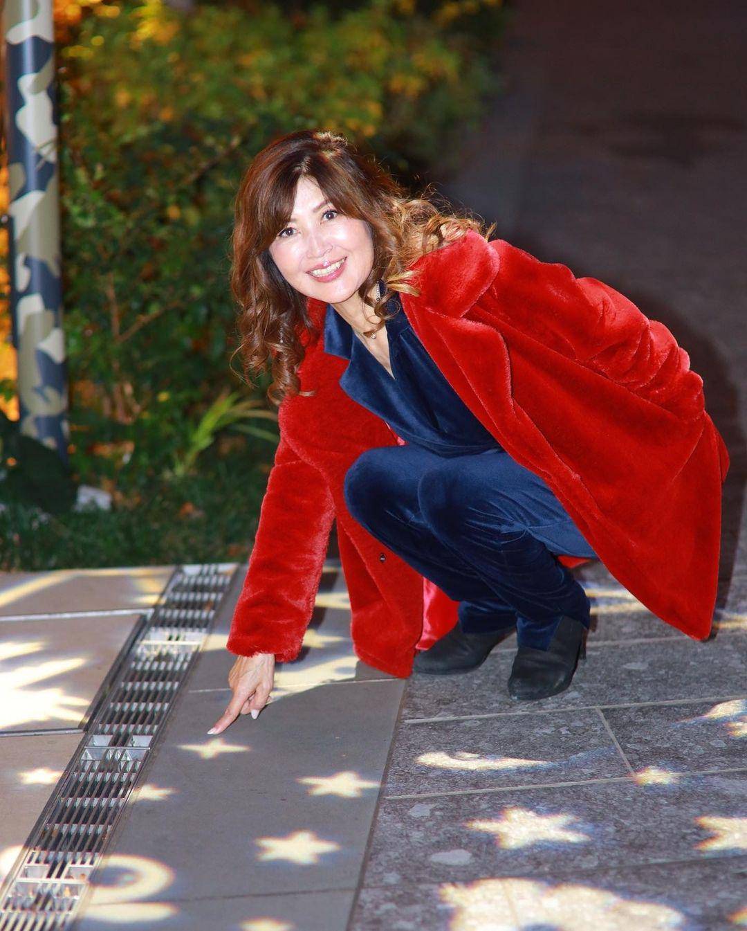 71岁日本奶奶身材不输少女!爱穿黑丝烫卷发,上街多次被异性搭讪