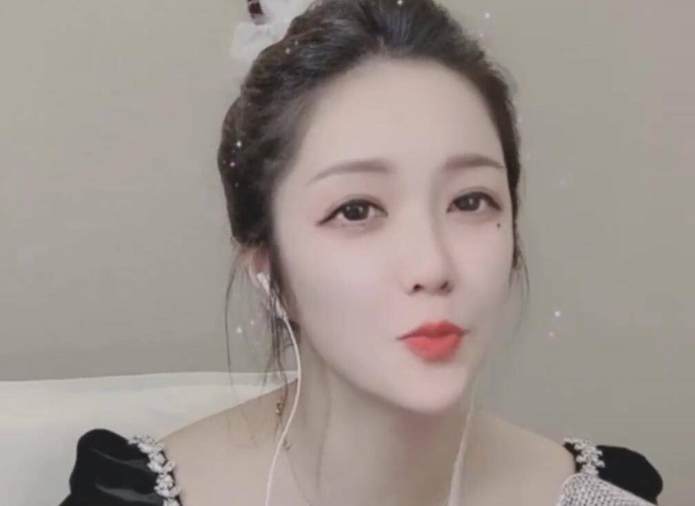 斗鱼女主播怒喷水友 一个月礼物等于你一年工资,开豪车你没坐过
