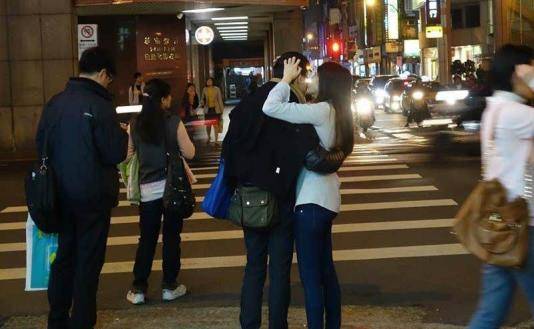陌生男女当街热吻，这就是荷兰吗？中国游客：无法接受的开放