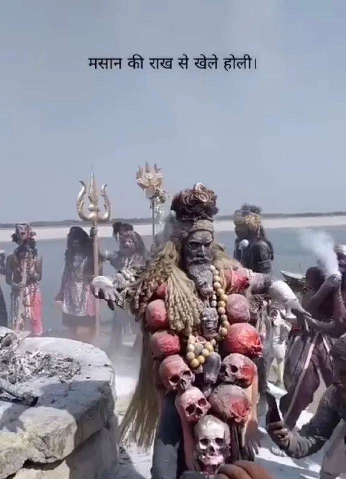 在fb上看到的一段印度怪僧舞蹈视频,好像见到了沙僧和他骷颅链饰的