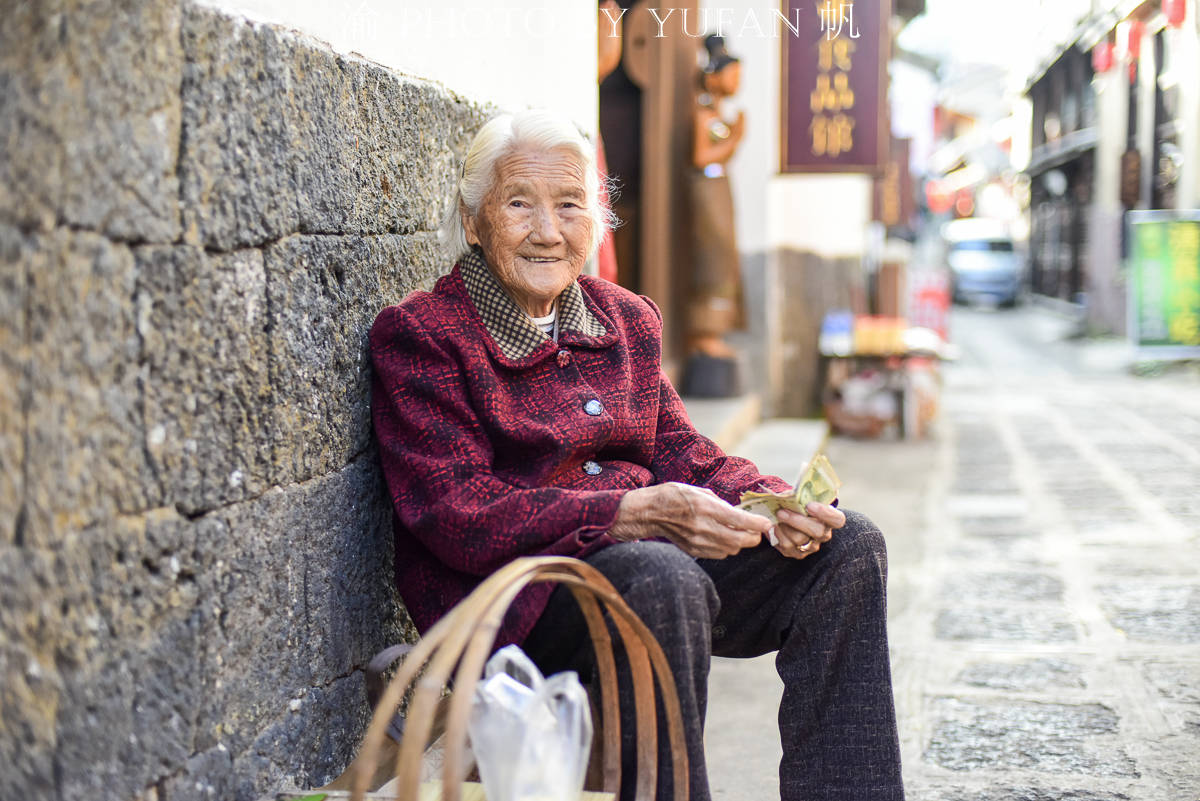 云南腾冲有位九十多岁的网红奶奶，四年后再去探访，结果让人遗憾