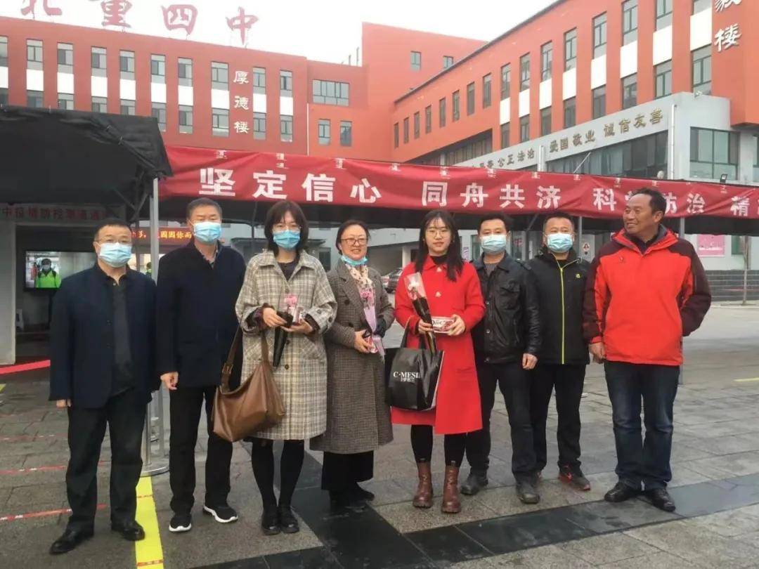 人面鲜花相映红——北重四中庆祝"三八"妇女节活动