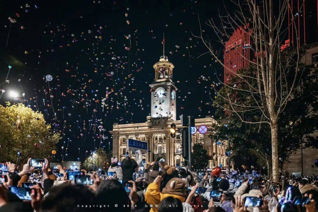 图 // 正在江汉路步行街东端武汉关钟楼下庆祝新年的武汉市民 @玩摄堂