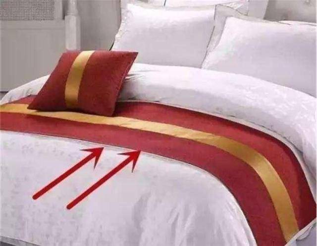 高档酒店的床上都有一块长布，有什么作用？看完涨知识了