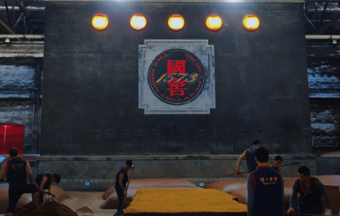 泸州老窖酿酒师们穿梭在窖池之间,是687岁酿酒技艺的流淌.