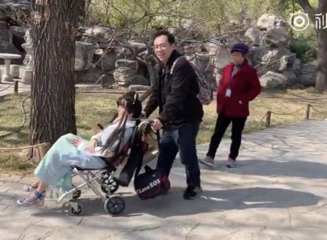 北京一男子带仿真林黛玉逛大观园留影，景区：个人喜好，不干涉
