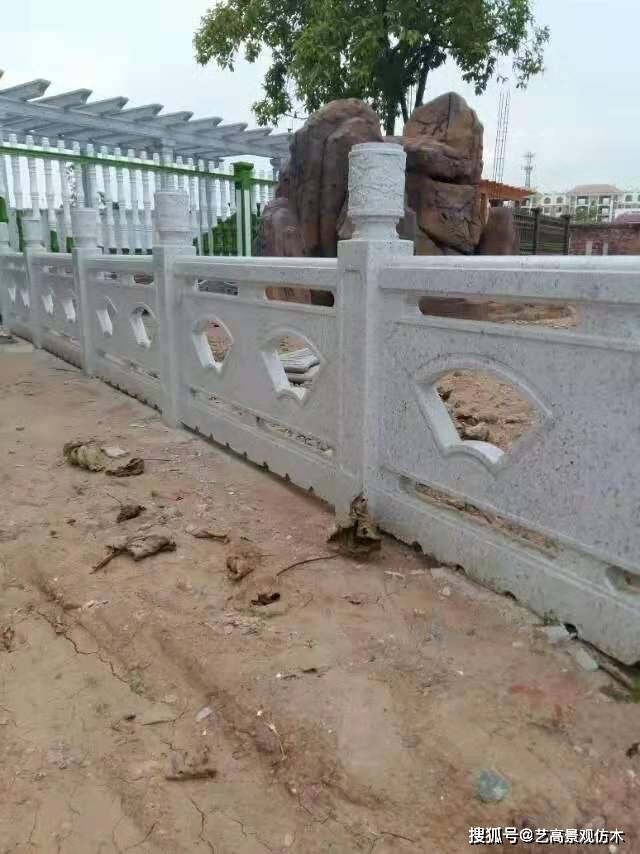 浙江丽水乡村道路安装了仿木防护栏杆，原来是混凝土钢筋水泥做的