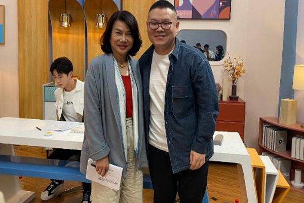 岳云鹏董明珠合影,《初入职场的我们》官宣职场观察团_网友