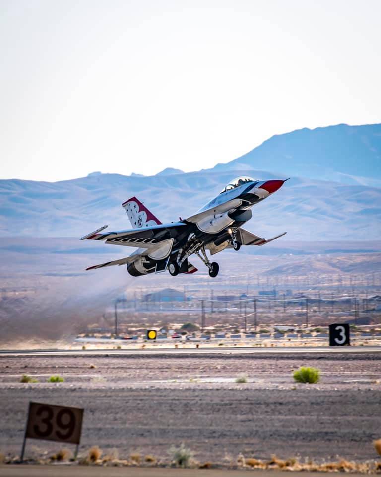 美国空军雷鸟飞行表演队进行多机空中编队飞行