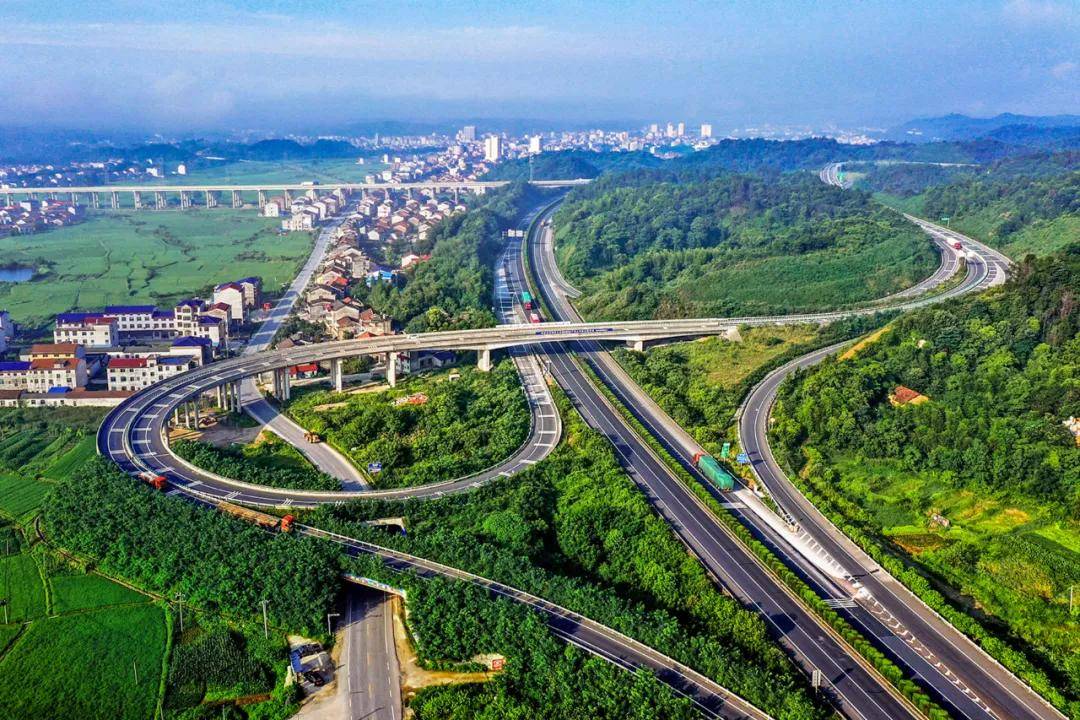 推进城市轨道交通,长岳城铁,常岳九铁路,荆岳昌铁路等项目前期工作