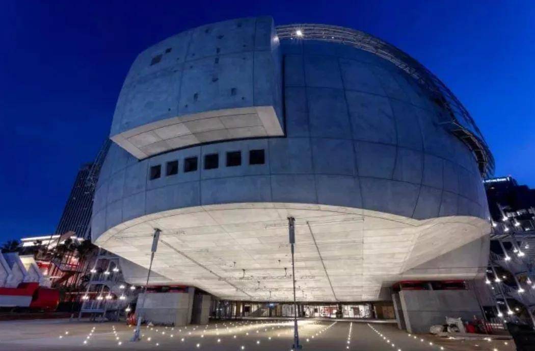 充满戏剧性的半球体建筑体成为醒目的地标.(图.