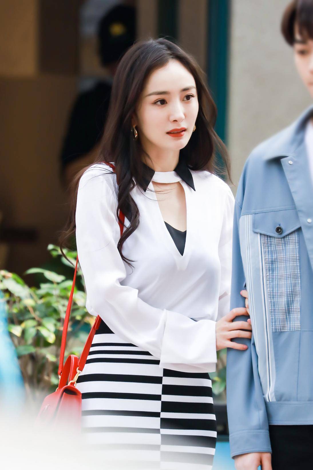 杨幂穿衣够大胆穿白衬衫还在领口挖洞风情优雅太有女人味