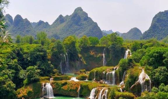 亚洲最大的瀑布，横跨2国是国家特级景点，水量是黄果树3倍