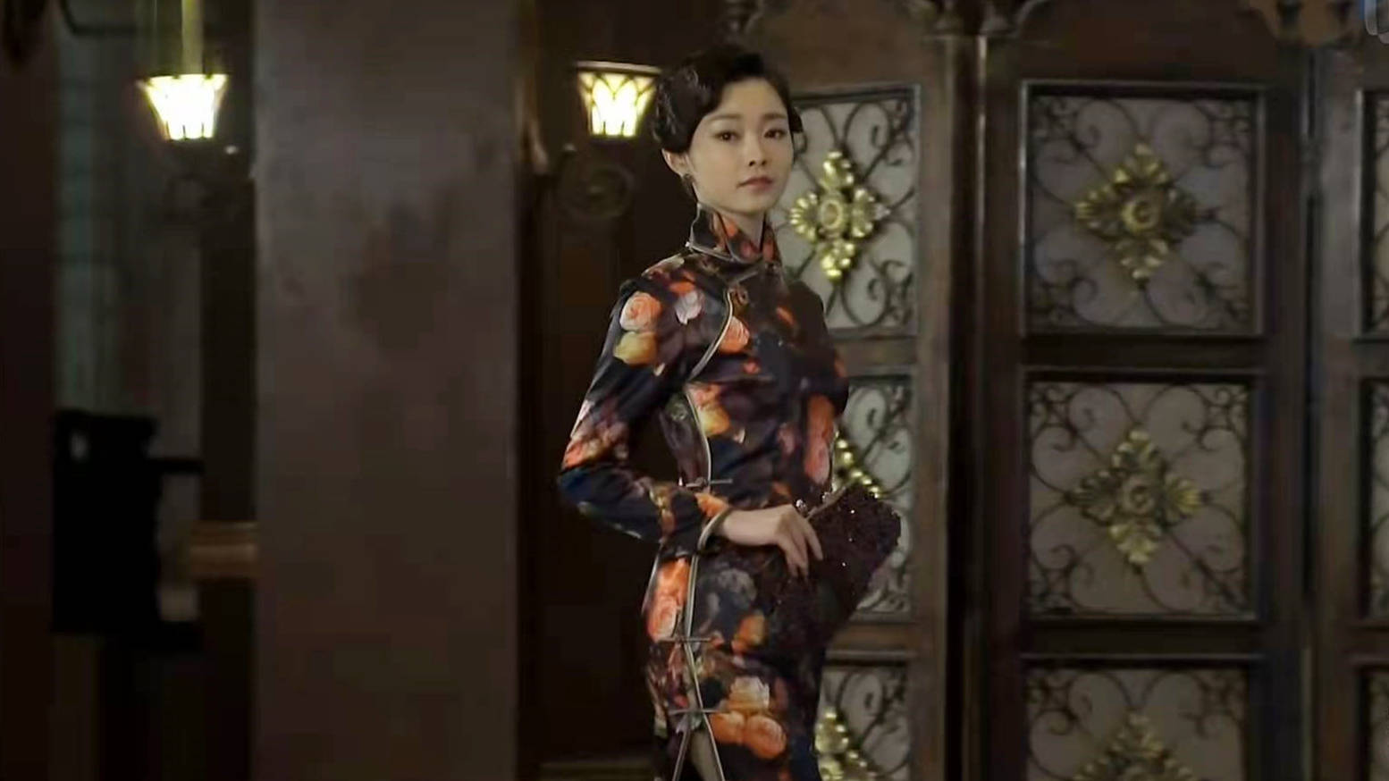 美丽妖娆,举手投足间尽带妩媚风情,穿着旗袍的宋轶,可谓是剧中一道很